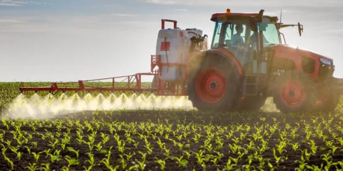 Máquina agrícola em lavoura representa produção e custos do agro sergipano