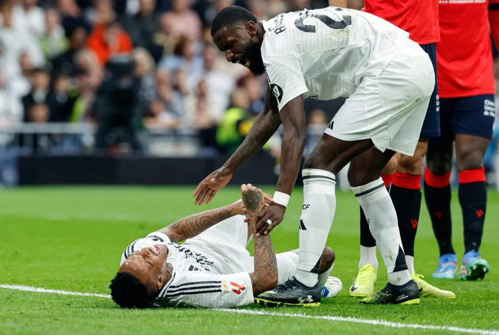 Atendimento médico e recuperação física de jogador durante atividade no futebol profissional