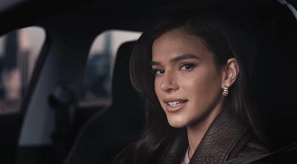 Bruna Marquezine em campanha ligada ao universo premium da Omoda