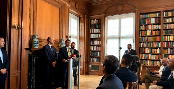 Flávio Bolsonaro durante agenda em Washington após encontro com Donald Trump