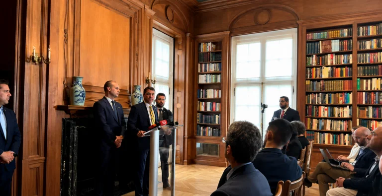 Flávio Bolsonaro durante agenda em Washington após encontro com Donald Trump