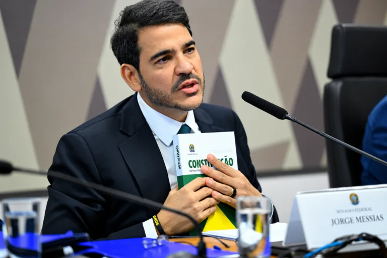 Jorge Messias durante sabatina no Senado para indicação ao STF