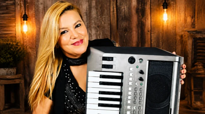 Laércia Dantas com teclado após sucesso de Tem Pitú