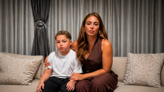 Paolla Oliveira ao lado de Bryan em campanha por tratamento da Distrofia Muscular de Duchenne