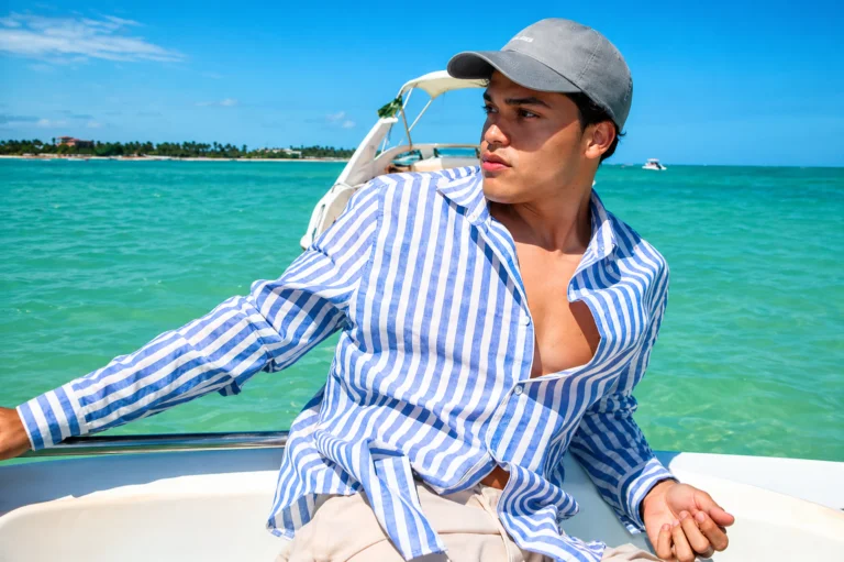 Rafael Paz em passeio de barco no litoral