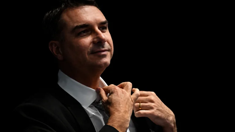 Flávio Bolsonaro durante articulação política para as eleições presidenciais de 2026