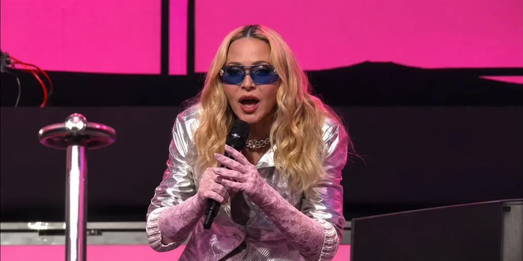 Madonna durante show surpresa na Times Square em Nova York
