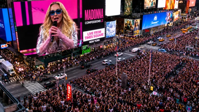 Madonna durante show surpresa na Times Square em Nova York