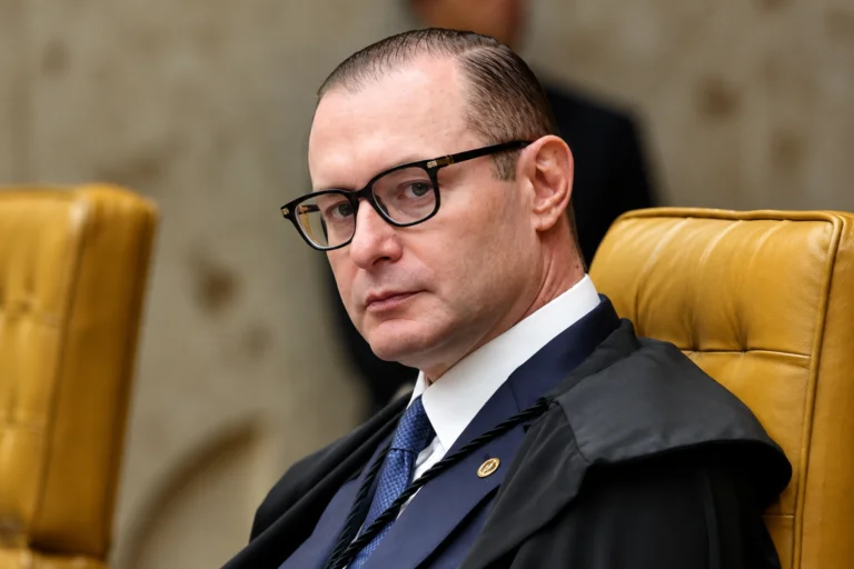 Ministro Cristiano Zanin, do STF, citado em mensagem revelada no caso Banco Master