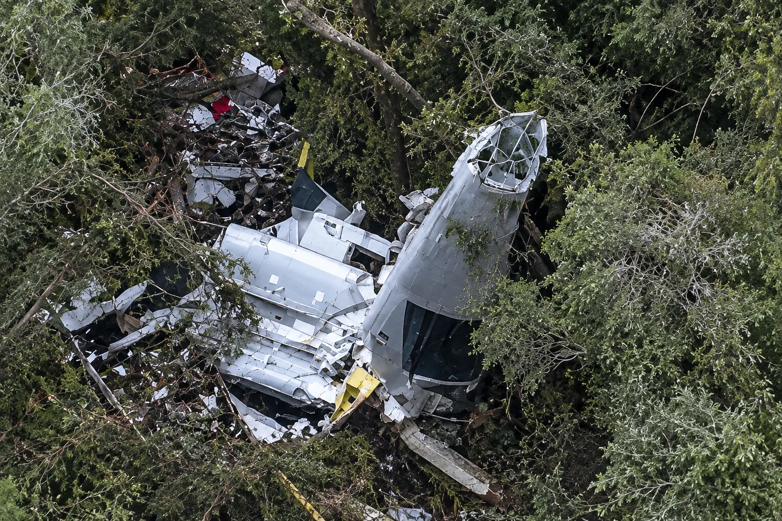 Destroços de helicóptero na Serra Catarinense Destroços de helicóptero em área de mata na Serra Catarinense