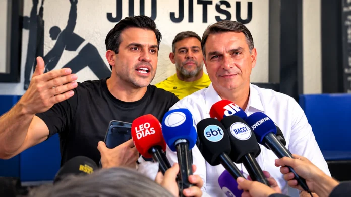 Flávio Bolsonaro e Pablo Marçal durante encontro em São Paulo