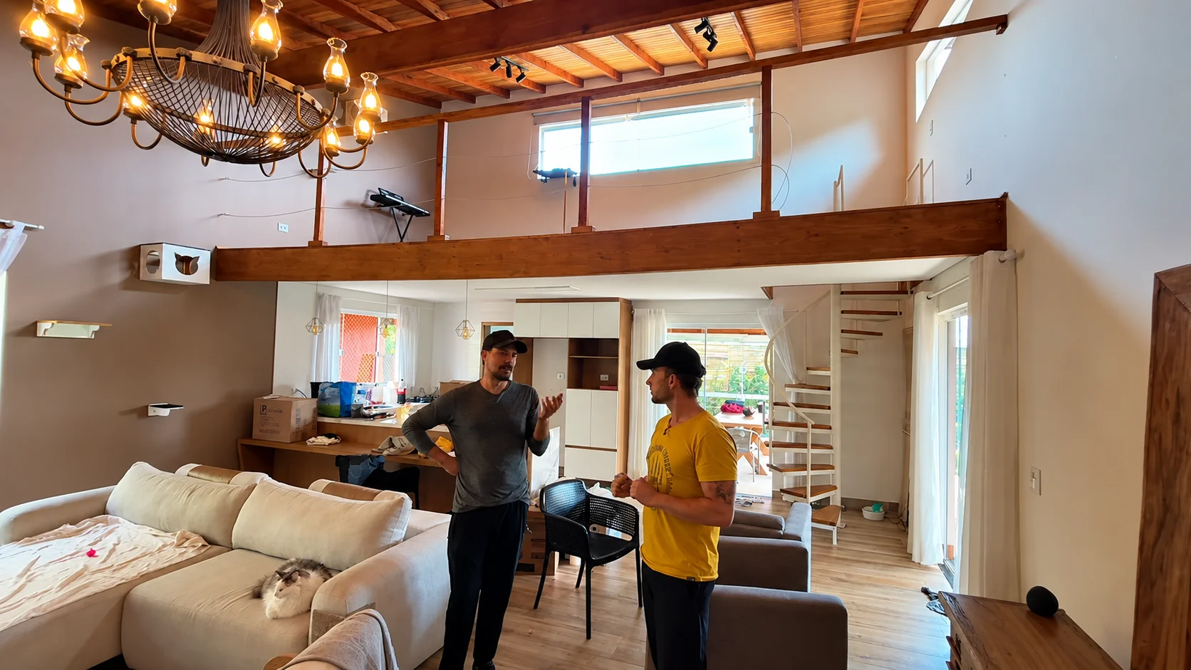 Henrique Buttler e Gabriel juntos durante mudança para a nova casa
