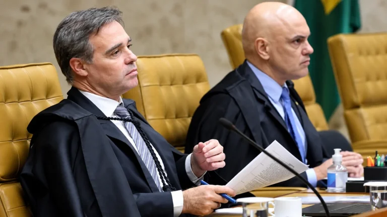 André Mendonça e Alexandre de Moraes em composição editorial sobre crise no STF