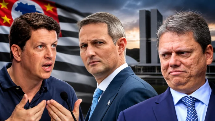 Montagem ilustrativa reúne Ricardo Salles, Tarcísio de Freitas e André do Prado, com a bandeira de São Paulo ao fundo.