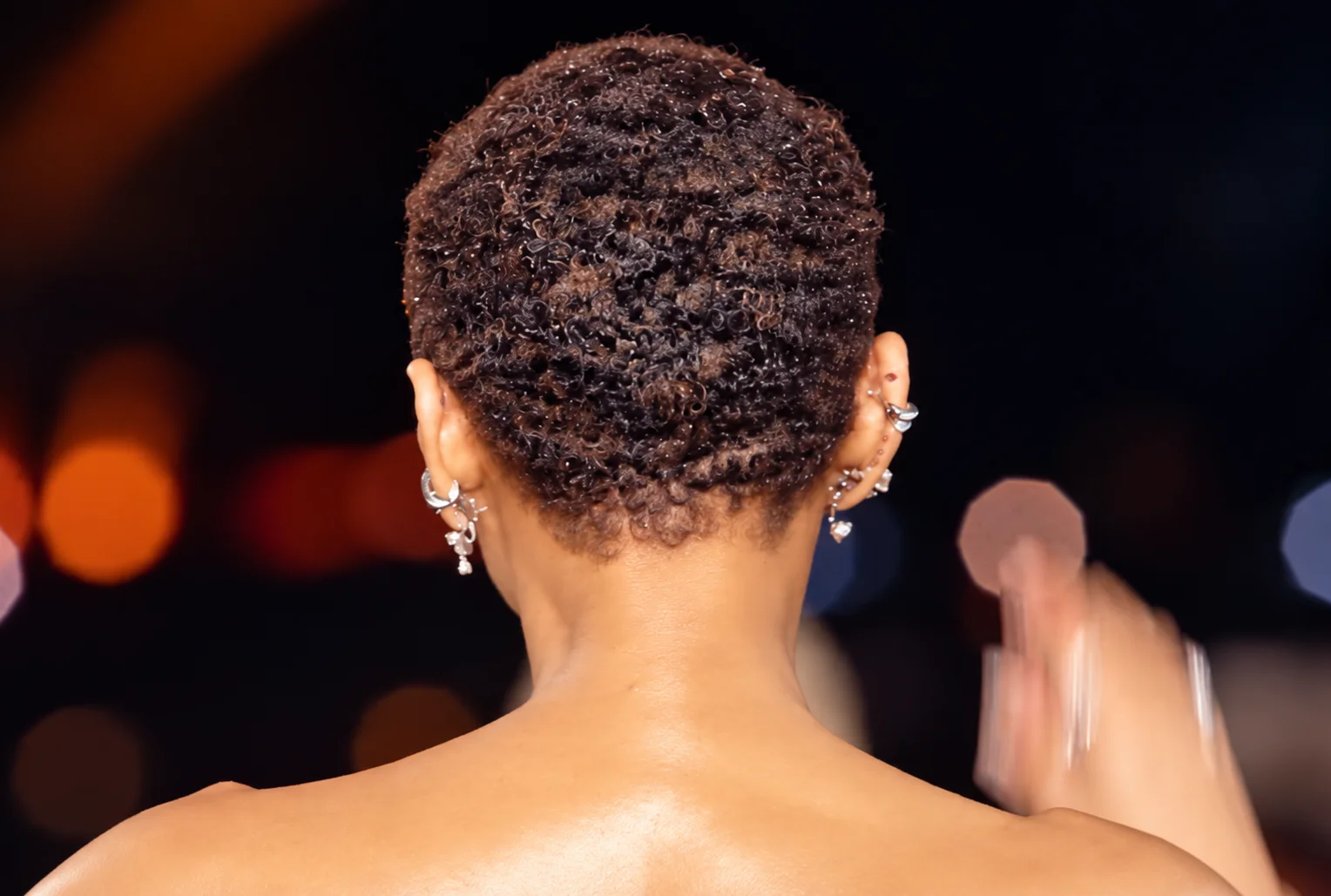 Detalhe do novo corte de Taís Araújo Ilustração da parte posterior do novo cabelo curtíssimo e natural de Taís Araújo