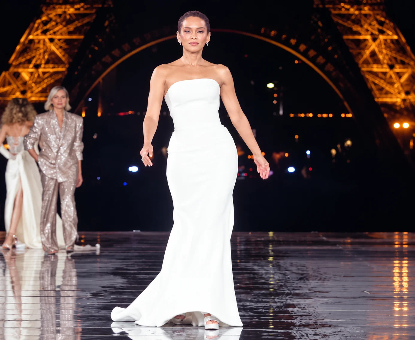 Taís Araújo surpreende com novo visual em Paris Ilustração de Taís Araújo com vestido branco e cabelo curtíssimo durante desfile em Paris