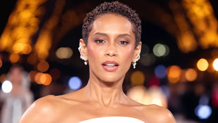 Retrato ilustrativo de Taís Araújo com cabelo curtíssimo, vestido branco e iluminação noturna inspirada em Paris