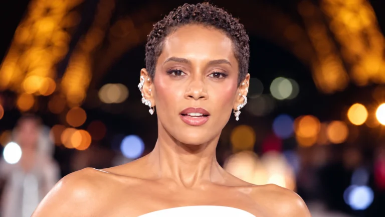 Retrato ilustrativo de Taís Araújo com cabelo curtíssimo, vestido branco e iluminação noturna inspirada em Paris
