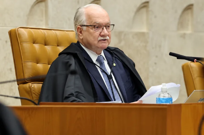 Ministro Edson Fachin durante sessão no STF; possível fim do inquérito das fake news reacende críticas a Alexandre de Moraes.