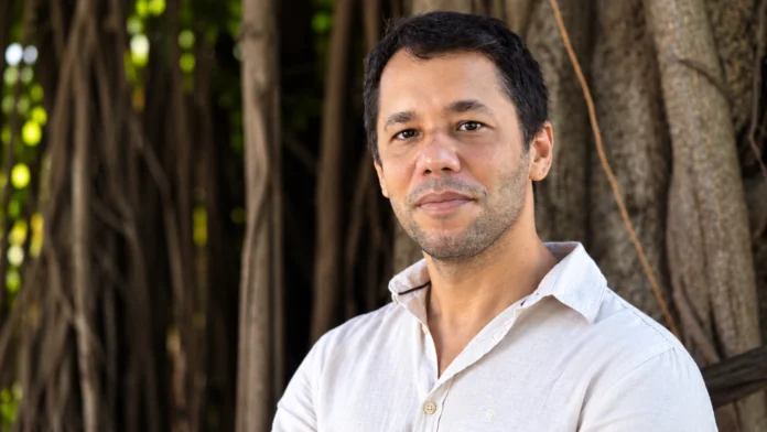 Retrato do escritor Itamar Vieira Junior, autor de Torto Arado, confirmado no Festival de Artes de São Cristóvão 2026.