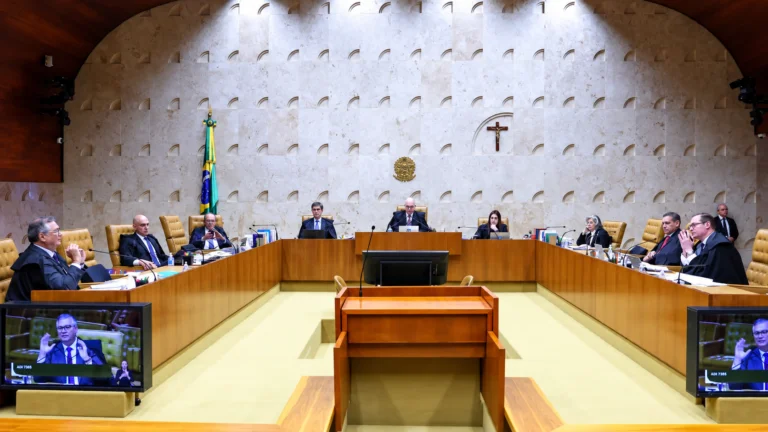 Plenário do STF em meio às discussões sobre impeachment de ministros e relação com o Senado