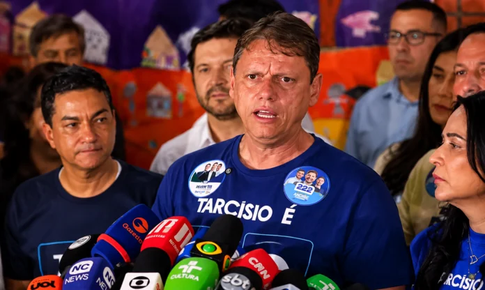 Tarcísio de Freitas durante entrevista coletiva em São Paulo