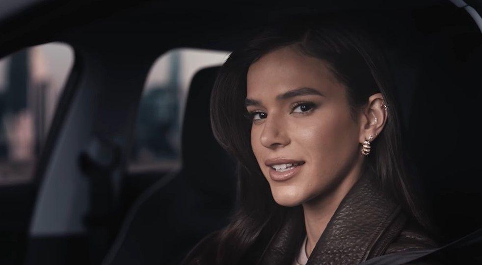 Bruna Marquezine em campanha ligada ao universo premium da Omoda & Jaecoo