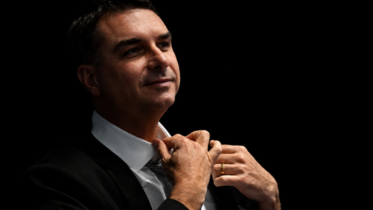 Declaração de Flávio Bolsonaro reforça estratégia da oposição para próximos ciclos eleitorais