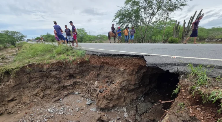 Erosão atinge trecho da SE-290 entre Tobias Barreto e Poço Verde