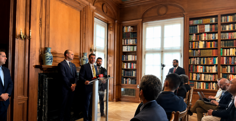 Flávio Bolsonaro leva discurso contra Lula à Casa Branca e transforma encontro com Trump em ato político internacional