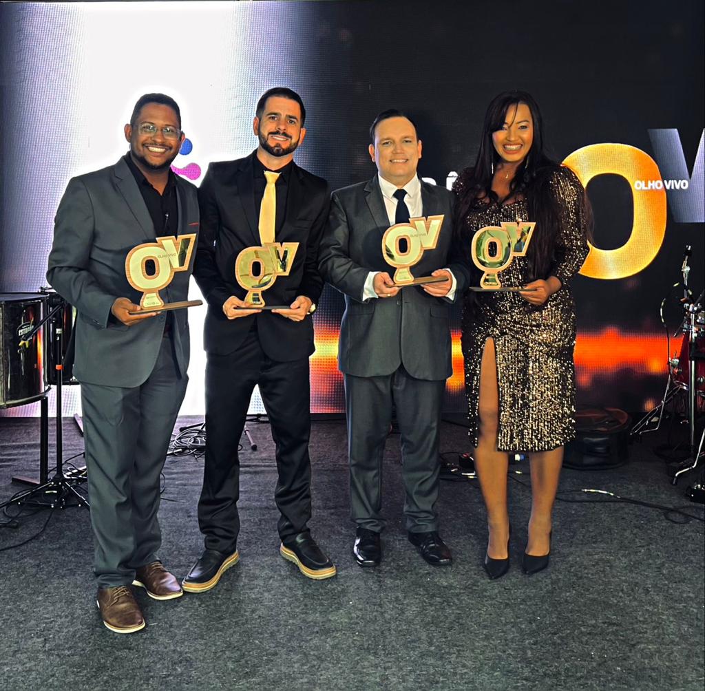 Fredson Navarro ao lado de profissionais premiados em evento ligado à comunicação