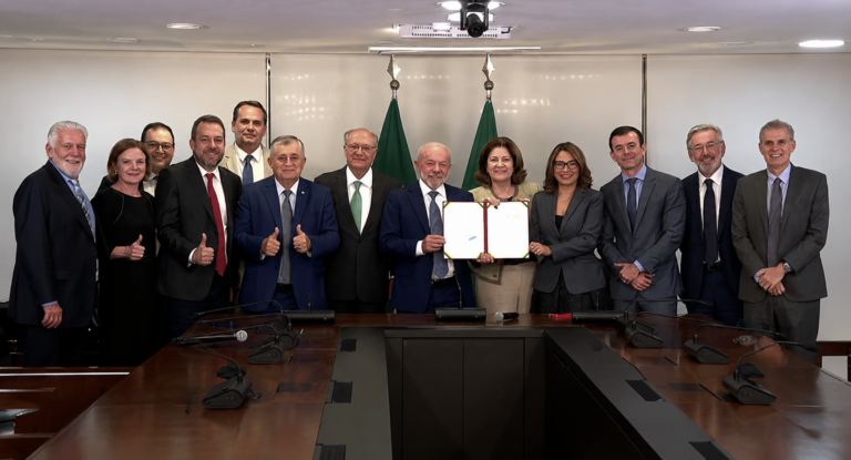 Lula assina MP para zerar “taxa das blusinhas” após desgaste digital e reação negativa de consumidores nas redes