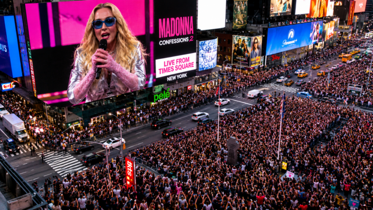 Madonna reaparece de surpresa e transforma a Times Square em palco de um fenômeno que atravessa gerações