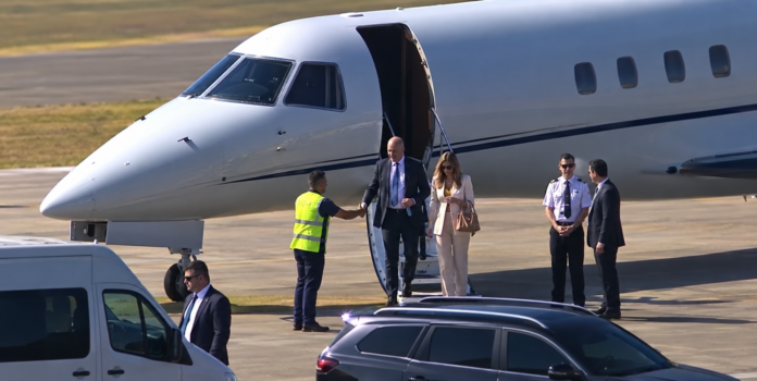 Alexandre de Moraes e Viviane Barci desembarcam de jatinho em aeroporto