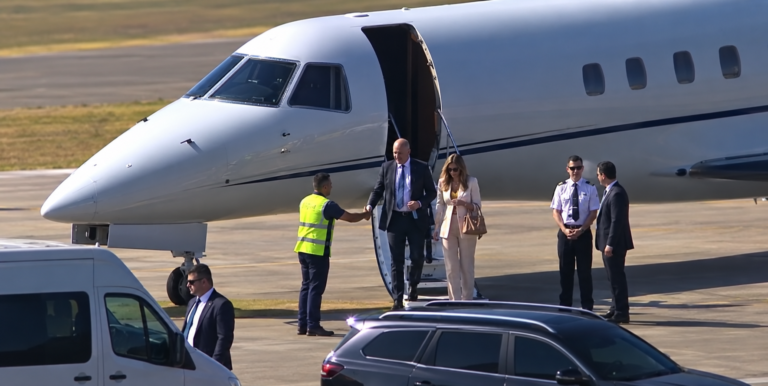 Alexandre de Moraes e Viviane Barci desembarcam de jatinho em aeroporto