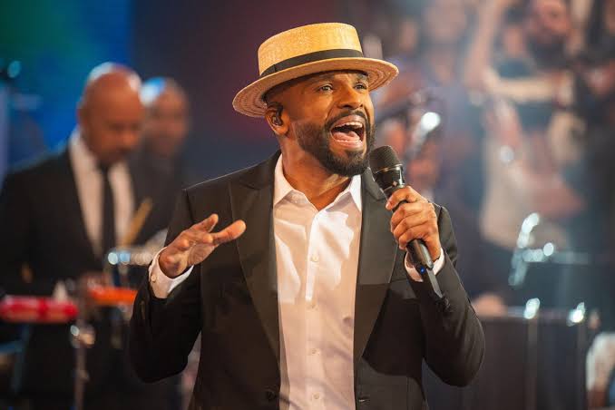 Alexandre Pires durante apresentação musical